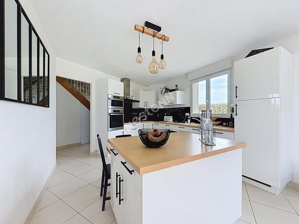 Maison familiale à vendre de 157m2 située à Montguillon - 5 chambres - grand garage - Plus de 1500m2 de terrain