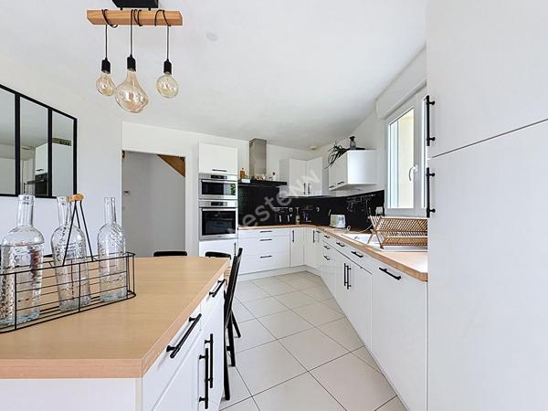Maison familiale à vendre de 157m2 située à Montguillon - 5 chambres - grand garage - Plus de 1500m2 de terrain