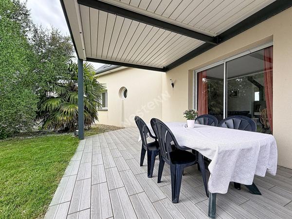 Maison familiale à vendre de 157m2 située à Montguillon - 5 chambres - grand garage - Plus de 1500m2 de terrain