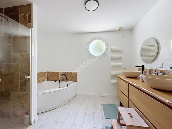 Maison familiale à vendre de 157m2 située à Montguillon - 5 chambres - grand garage - Plus de 1500m2 de terrain
