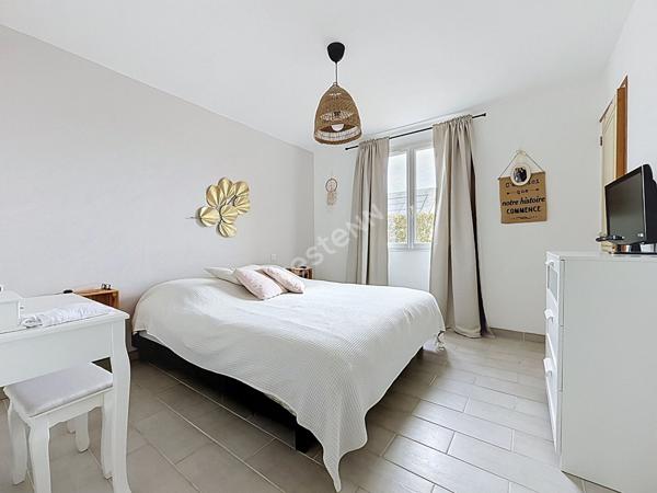 Maison familiale à vendre de 157m2 située à Montguillon - 5 chambres - grand garage - Plus de 1500m2 de terrain