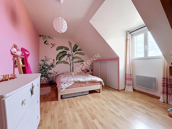 Maison familiale à vendre de 157m2 située à Montguillon - 5 chambres - grand garage - Plus de 1500m2 de terrain