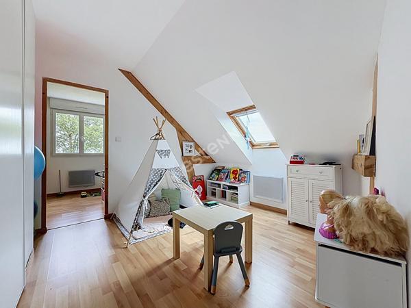 Maison familiale à vendre de 157m2 située à Montguillon - 5 chambres - grand garage - Plus de 1500m2 de terrain