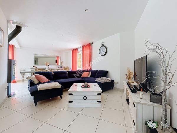 Maison familiale à vendre de 157m2 située à Montguillon - 5 chambres - grand garage - Plus de 1500m2 de terrain