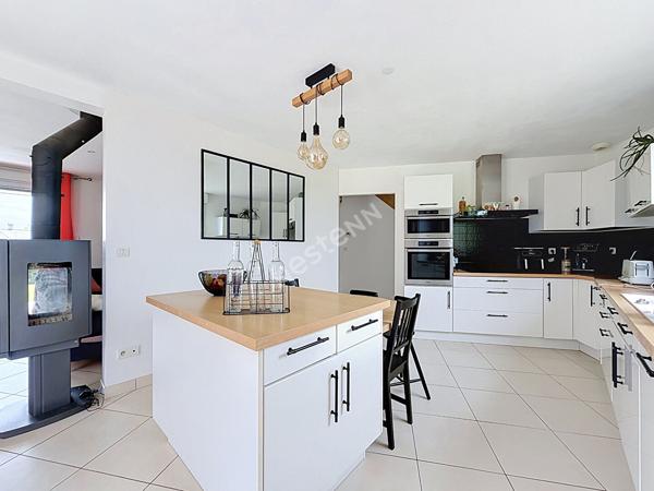 Maison familiale à vendre de 157m2 située à Montguillon - 5 chambres - grand garage - Plus de 1500m2 de terrain