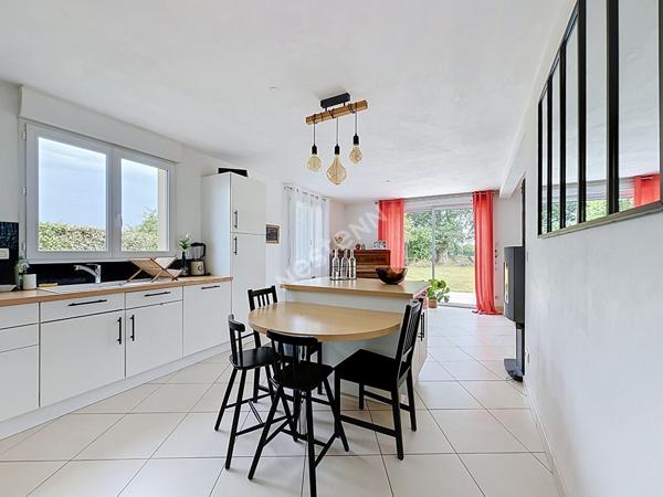 Maison familiale à vendre de 157m2 située à Montguillon - 5 chambres - grand garage - Plus de 1500m2 de terrain