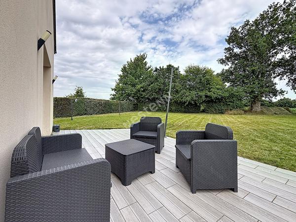 Maison familiale à vendre de 157m2 située à Montguillon - 5 chambres - grand garage - Plus de 1500m2 de terrain