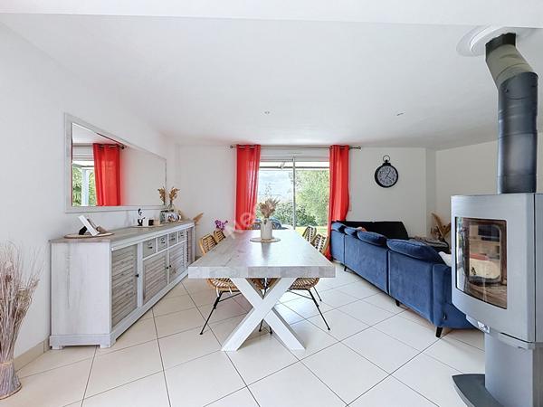 Maison familiale à vendre de 157m2 située à Montguillon - 5 chambres - grand garage - Plus de 1500m2 de terrain