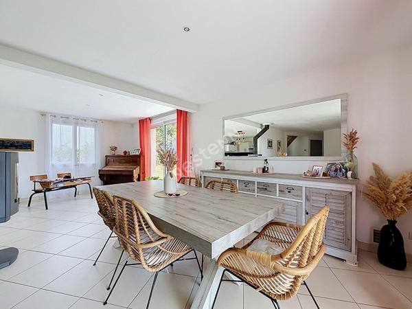 Maison familiale à vendre de 157m2 située à Montguillon - 5 chambres - grand garage - Plus de 1500m2 de terrain
