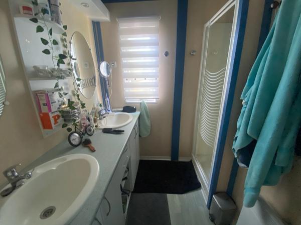 LA TRANCHE SUR MER A 15 MIN DANS RESIDENCE AVEC PISCINE CHALET BOIS 3 CHAMBRES AVEC VERANDA ET JARDIN