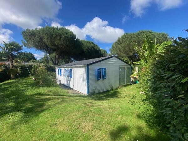 LA TRANCHE SUR MER A 15 MIN DANS RESIDENCE AVEC PISCINE CHALET BOIS 3 CHAMBRES AVEC VERANDA ET JARDIN
