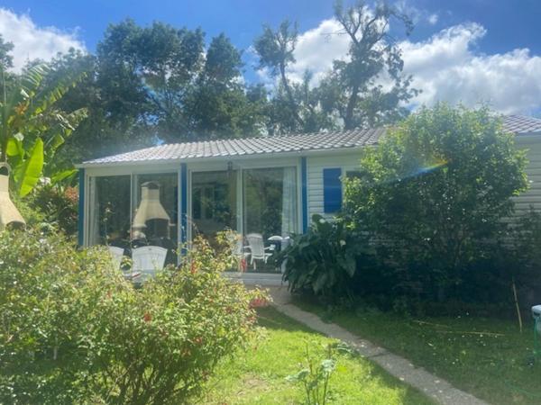 LA TRANCHE SUR MER A 15 MIN DANS RESIDENCE AVEC PISCINE CHALET BOIS 3 CHAMBRES AVEC VERANDA ET JARDIN