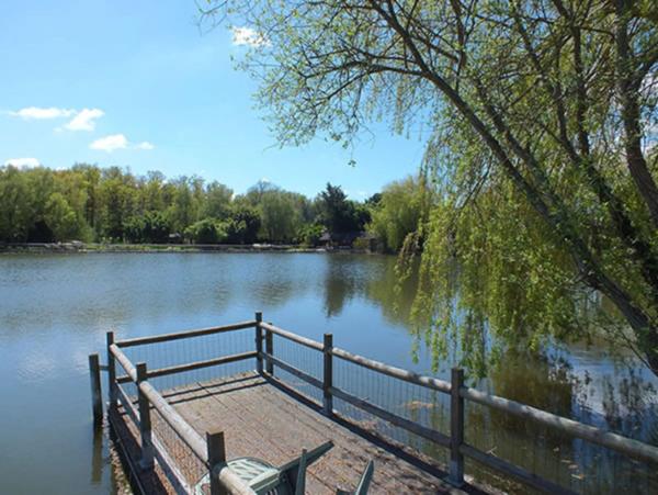 LA TRANCHE SUR MER A 15 MIN DANS RESIDENCE AVEC PISCINE CHALET BOIS 3 CHAMBRES AVEC VERANDA ET JARDIN