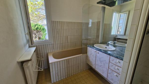 Maison fort potentiel , jolie Parcelle