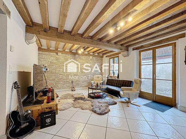Belle maison familiale en pierre de 170m² environ située en centre bourg de Donnery