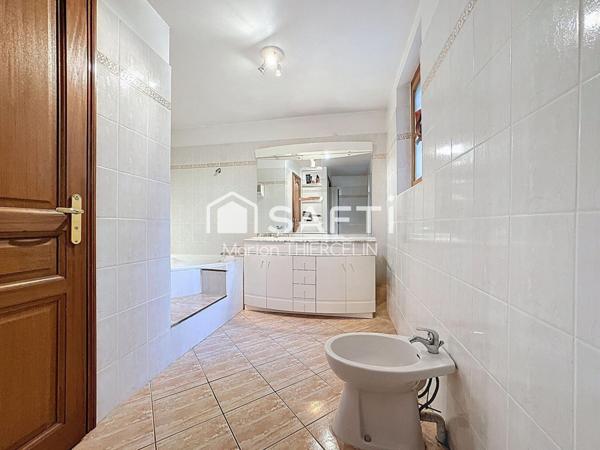 Belle maison familiale en pierre de 170m² environ située en centre bourg de Donnery