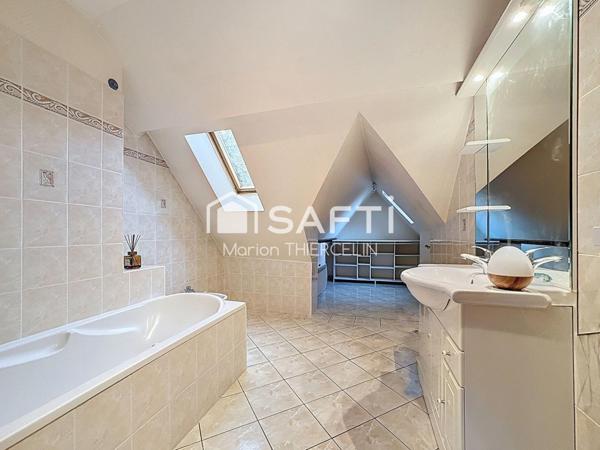 Belle maison familiale en pierre de 170m² environ située en centre bourg de Donnery