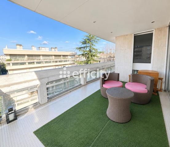 Appartement
         2 pièces
        - 65 m² 775 000 € *