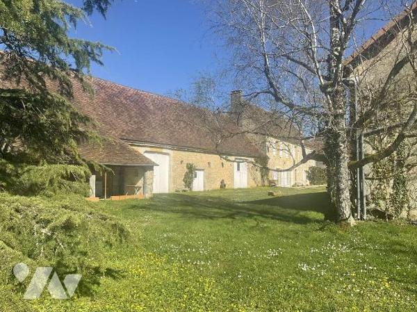 A VENDRE : Propriété coup de coeur composée d'une maison d'habitation, d'une grange attenante, ...