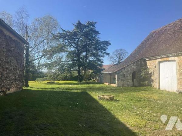 A VENDRE : Propriété coup de coeur composée d'une maison d'habitation, d'une grange attenante, ...