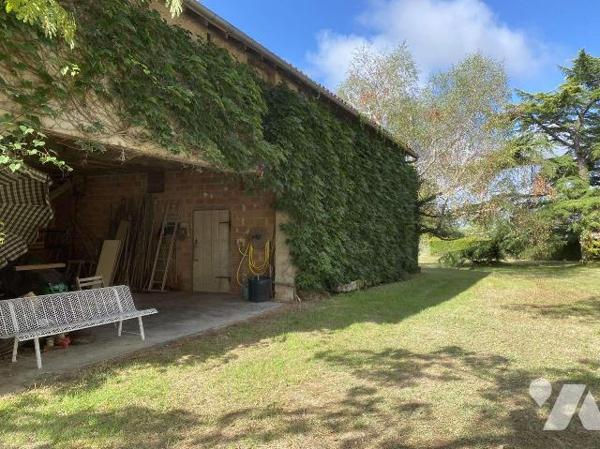 A VENDRE : Propriété coup de coeur composée d'une maison d'habitation, d'une grange attenante, ...