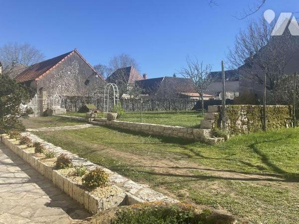 A VENDRE : Propriété coup de coeur composée d'une maison d'habitation, d'une grange attenante, ...
