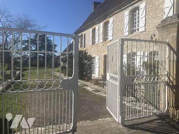A VENDRE : Propriété coup de coeur composée d'une maison d'habitation, d'une grange attenante, ...