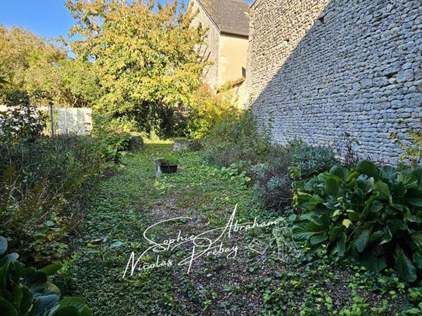 Maison avec cour, jardin et petite dépendance