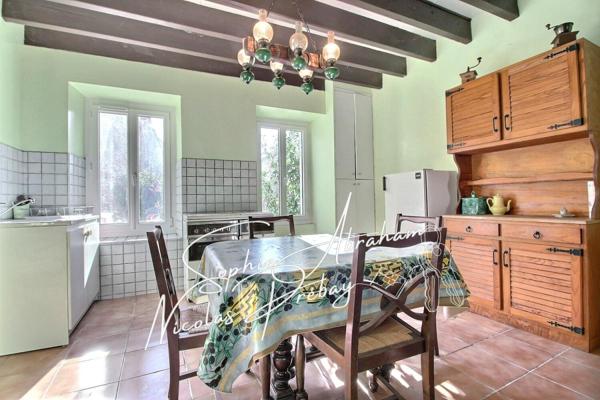 Maison avec cour, jardin et petite dépendance