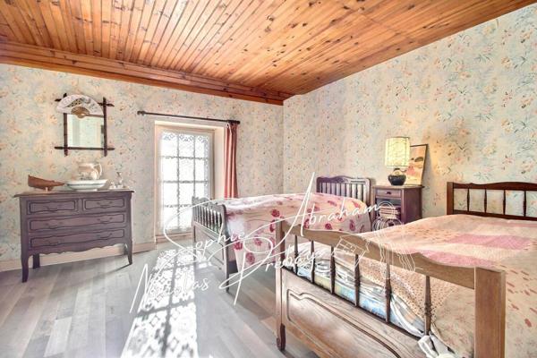 Maison avec cour, jardin et petite dépendance