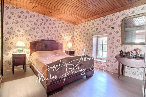 Maison avec cour, jardin et petite dépendance