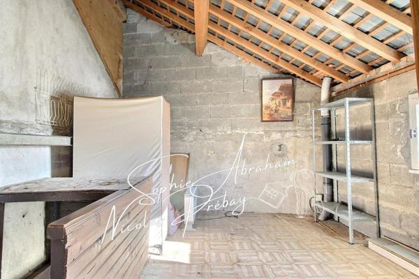 Maison avec cour, jardin et petite dépendance