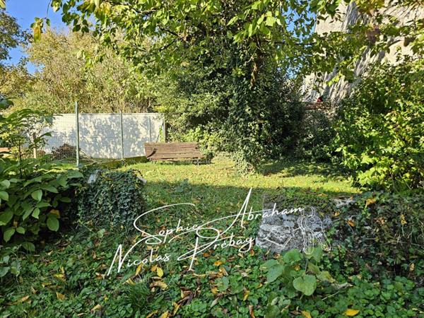 Maison avec cour, jardin et petite dépendance