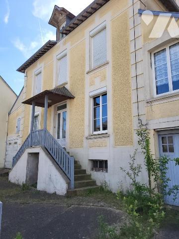 SAINT MARTIN DES BESACES : Maison de bourg avec 4 chambres