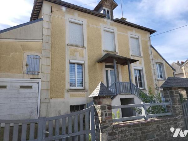 SAINT MARTIN DES BESACES : Maison de bourg avec 4 chambres