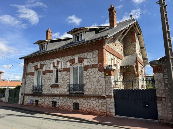 // VISITE VIRTUELLE SUR DEMANDE //

À Montargis, proche de toutes les commodités, découvrez cette maison bourgeoise édifiée sur un sous-sol total.

Elle se compose au rez-de-chaussée d’une entrée desservant une cuisine ouverte sur le séjour, avec accès direct à la terrasse et au jardin, d’une salle à manger, d’une chambre ainsi que d’un WC avec lave-mains. Un accès permet également de rejoindre le sous-sol.

À l’étage, accessible par un escalier d’origine, un palier dessert deux chambres, une salle d’eau avec WC ainsi qu’une suite parentale avec salle de bains.

À l’extérieur, vous profiterez d’un jardin clos, d’un garage, d’un portail automatique et d’un accès direct au sous-sol.

Une maison pleine de caractère, à découvrir sans tarder.

📍 Une visite ?