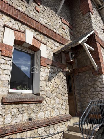 // VISITE VIRTUELLE SUR DEMANDE //

À Montargis, proche de toutes les commodités, découvrez cette maison bourgeoise édifiée sur un sous-sol total.

Elle se compose au rez-de-chaussée d’une entrée desservant une cuisine ouverte sur le séjour, avec accès direct à la terrasse et au jardin, d’une salle à manger, d’une chambre ainsi que d’un WC avec lave-mains. Un accès permet également de rejoindre le sous-sol.

À l’étage, accessible par un escalier d’origine, un palier dessert deux chambres, une salle d’eau avec WC ainsi qu’une suite parentale avec salle de bains.

À l’extérieur, vous profiterez d’un jardin clos, d’un garage, d’un portail automatique et d’un accès direct au sous-sol.

Une maison pleine de caractère, à découvrir sans tarder.

📍 Une visite ?