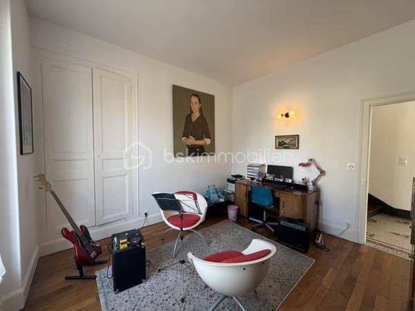 // VISITE VIRTUELLE SUR DEMANDE //

À Montargis, proche de toutes les commodités, découvrez cette maison bourgeoise édifiée sur un sous-sol total.

Elle se compose au rez-de-chaussée d’une entrée desservant une cuisine ouverte sur le séjour, avec accès direct à la terrasse et au jardin, d’une salle à manger, d’une chambre ainsi que d’un WC avec lave-mains. Un accès permet également de rejoindre le sous-sol.

À l’étage, accessible par un escalier d’origine, un palier dessert deux chambres, une salle d’eau avec WC ainsi qu’une suite parentale avec salle de bains.

À l’extérieur, vous profiterez d’un jardin clos, d’un garage, d’un portail automatique et d’un accès direct au sous-sol.

Une maison pleine de caractère, à découvrir sans tarder.

📍 Une visite ?