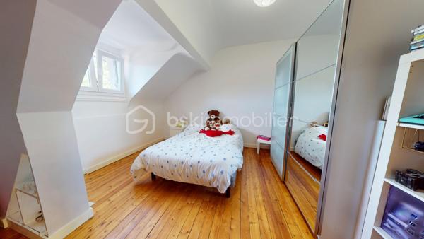 // VISITE VIRTUELLE SUR DEMANDE //

À Montargis, proche de toutes les commodités, découvrez cette maison bourgeoise édifiée sur un sous-sol total.

Elle se compose au rez-de-chaussée d’une entrée desservant une cuisine ouverte sur le séjour, avec accès direct à la terrasse et au jardin, d’une salle à manger, d’une chambre ainsi que d’un WC avec lave-mains. Un accès permet également de rejoindre le sous-sol.

À l’étage, accessible par un escalier d’origine, un palier dessert deux chambres, une salle d’eau avec WC ainsi qu’une suite parentale avec salle de bains.

À l’extérieur, vous profiterez d’un jardin clos, d’un garage, d’un portail automatique et d’un accès direct au sous-sol.

Une maison pleine de caractère, à découvrir sans tarder.

📍 Une visite ?