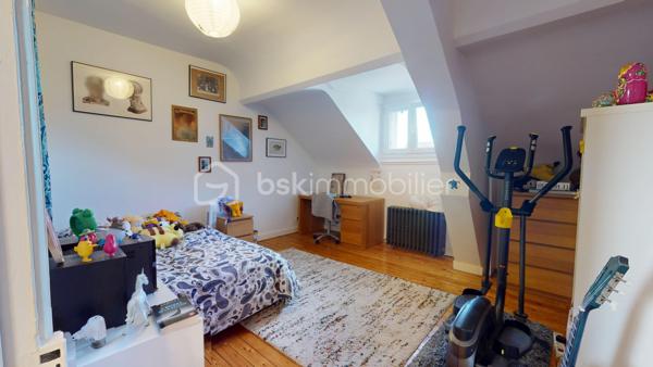 // VISITE VIRTUELLE SUR DEMANDE //

À Montargis, proche de toutes les commodités, découvrez cette maison bourgeoise édifiée sur un sous-sol total.

Elle se compose au rez-de-chaussée d’une entrée desservant une cuisine ouverte sur le séjour, avec accès direct à la terrasse et au jardin, d’une salle à manger, d’une chambre ainsi que d’un WC avec lave-mains. Un accès permet également de rejoindre le sous-sol.

À l’étage, accessible par un escalier d’origine, un palier dessert deux chambres, une salle d’eau avec WC ainsi qu’une suite parentale avec salle de bains.

À l’extérieur, vous profiterez d’un jardin clos, d’un garage, d’un portail automatique et d’un accès direct au sous-sol.

Une maison pleine de caractère, à découvrir sans tarder.

📍 Une visite ?