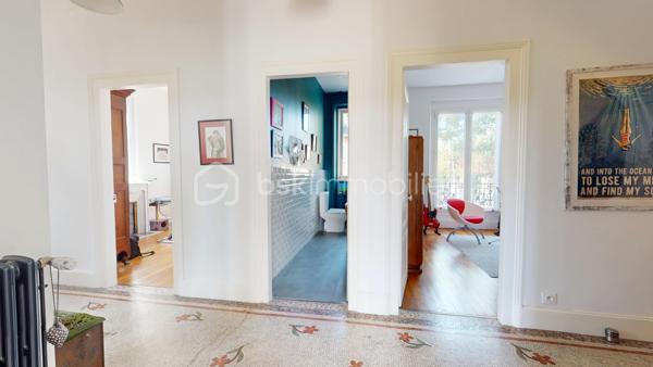 // VISITE VIRTUELLE SUR DEMANDE //

À Montargis, proche de toutes les commodités, découvrez cette maison bourgeoise édifiée sur un sous-sol total.

Elle se compose au rez-de-chaussée d’une entrée desservant une cuisine ouverte sur le séjour, avec accès direct à la terrasse et au jardin, d’une salle à manger, d’une chambre ainsi que d’un WC avec lave-mains. Un accès permet également de rejoindre le sous-sol.

À l’étage, accessible par un escalier d’origine, un palier dessert deux chambres, une salle d’eau avec WC ainsi qu’une suite parentale avec salle de bains.

À l’extérieur, vous profiterez d’un jardin clos, d’un garage, d’un portail automatique et d’un accès direct au sous-sol.

Une maison pleine de caractère, à découvrir sans tarder.

📍 Une visite ?