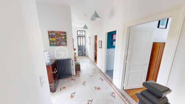 // VISITE VIRTUELLE SUR DEMANDE //

À Montargis, proche de toutes les commodités, découvrez cette maison bourgeoise édifiée sur un sous-sol total.

Elle se compose au rez-de-chaussée d’une entrée desservant une cuisine ouverte sur le séjour, avec accès direct à la terrasse et au jardin, d’une salle à manger, d’une chambre ainsi que d’un WC avec lave-mains. Un accès permet également de rejoindre le sous-sol.

À l’étage, accessible par un escalier d’origine, un palier dessert deux chambres, une salle d’eau avec WC ainsi qu’une suite parentale avec salle de bains.

À l’extérieur, vous profiterez d’un jardin clos, d’un garage, d’un portail automatique et d’un accès direct au sous-sol.

Une maison pleine de caractère, à découvrir sans tarder.

📍 Une visite ?