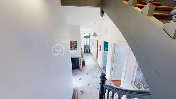 // VISITE VIRTUELLE SUR DEMANDE //

À Montargis, proche de toutes les commodités, découvrez cette maison bourgeoise édifiée sur un sous-sol total.

Elle se compose au rez-de-chaussée d’une entrée desservant une cuisine ouverte sur le séjour, avec accès direct à la terrasse et au jardin, d’une salle à manger, d’une chambre ainsi que d’un WC avec lave-mains. Un accès permet également de rejoindre le sous-sol.

À l’étage, accessible par un escalier d’origine, un palier dessert deux chambres, une salle d’eau avec WC ainsi qu’une suite parentale avec salle de bains.

À l’extérieur, vous profiterez d’un jardin clos, d’un garage, d’un portail automatique et d’un accès direct au sous-sol.

Une maison pleine de caractère, à découvrir sans tarder.

📍 Une visite ?
