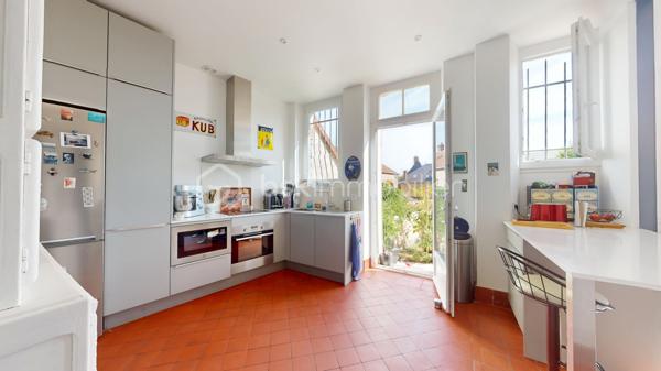 // VISITE VIRTUELLE SUR DEMANDE //

À Montargis, proche de toutes les commodités, découvrez cette maison bourgeoise édifiée sur un sous-sol total.

Elle se compose au rez-de-chaussée d’une entrée desservant une cuisine ouverte sur le séjour, avec accès direct à la terrasse et au jardin, d’une salle à manger, d’une chambre ainsi que d’un WC avec lave-mains. Un accès permet également de rejoindre le sous-sol.

À l’étage, accessible par un escalier d’origine, un palier dessert deux chambres, une salle d’eau avec WC ainsi qu’une suite parentale avec salle de bains.

À l’extérieur, vous profiterez d’un jardin clos, d’un garage, d’un portail automatique et d’un accès direct au sous-sol.

Une maison pleine de caractère, à découvrir sans tarder.

📍 Une visite ?