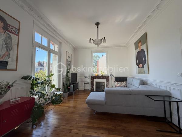 // VISITE VIRTUELLE SUR DEMANDE //

À Montargis, proche de toutes les commodités, découvrez cette maison bourgeoise édifiée sur un sous-sol total.

Elle se compose au rez-de-chaussée d’une entrée desservant une cuisine ouverte sur le séjour, avec accès direct à la terrasse et au jardin, d’une salle à manger, d’une chambre ainsi que d’un WC avec lave-mains. Un accès permet également de rejoindre le sous-sol.

À l’étage, accessible par un escalier d’origine, un palier dessert deux chambres, une salle d’eau avec WC ainsi qu’une suite parentale avec salle de bains.

À l’extérieur, vous profiterez d’un jardin clos, d’un garage, d’un portail automatique et d’un accès direct au sous-sol.

Une maison pleine de caractère, à découvrir sans tarder.

📍 Une visite ?
