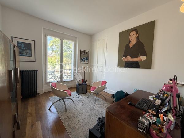 // VISITE VIRTUELLE SUR DEMANDE //

À Montargis, proche de toutes les commodités, découvrez cette maison bourgeoise édifiée sur un sous-sol total.

Elle se compose au rez-de-chaussée d’une entrée desservant une cuisine ouverte sur le séjour, avec accès direct à la terrasse et au jardin, d’une salle à manger, d’une chambre ainsi que d’un WC avec lave-mains. Un accès permet également de rejoindre le sous-sol.

À l’étage, accessible par un escalier d’origine, un palier dessert deux chambres, une salle d’eau avec WC ainsi qu’une suite parentale avec salle de bains.

À l’extérieur, vous profiterez d’un jardin clos, d’un garage, d’un portail automatique et d’un accès direct au sous-sol.

Une maison pleine de caractère, à découvrir sans tarder.

📍 Une visite ?