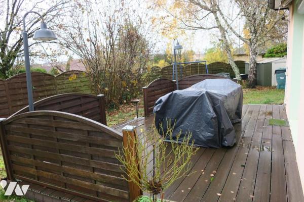 Maison T6 mitoyenne d'un côté - Garage - 2 Terrasses - Dépendances - Jardin. 625 m² cadastré.