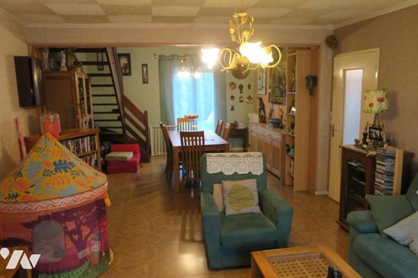 Maison T6 mitoyenne d'un côté - Garage - 2 Terrasses - Dépendances - Jardin. 625 m² cadastré.