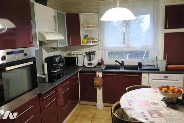 Maison T6 mitoyenne d'un côté - Garage - 2 Terrasses - Dépendances - Jardin. 625 m² cadastré.