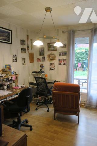 Maison T6 mitoyenne d'un côté - Garage - 2 Terrasses - Dépendances - Jardin. 625 m² cadastré.